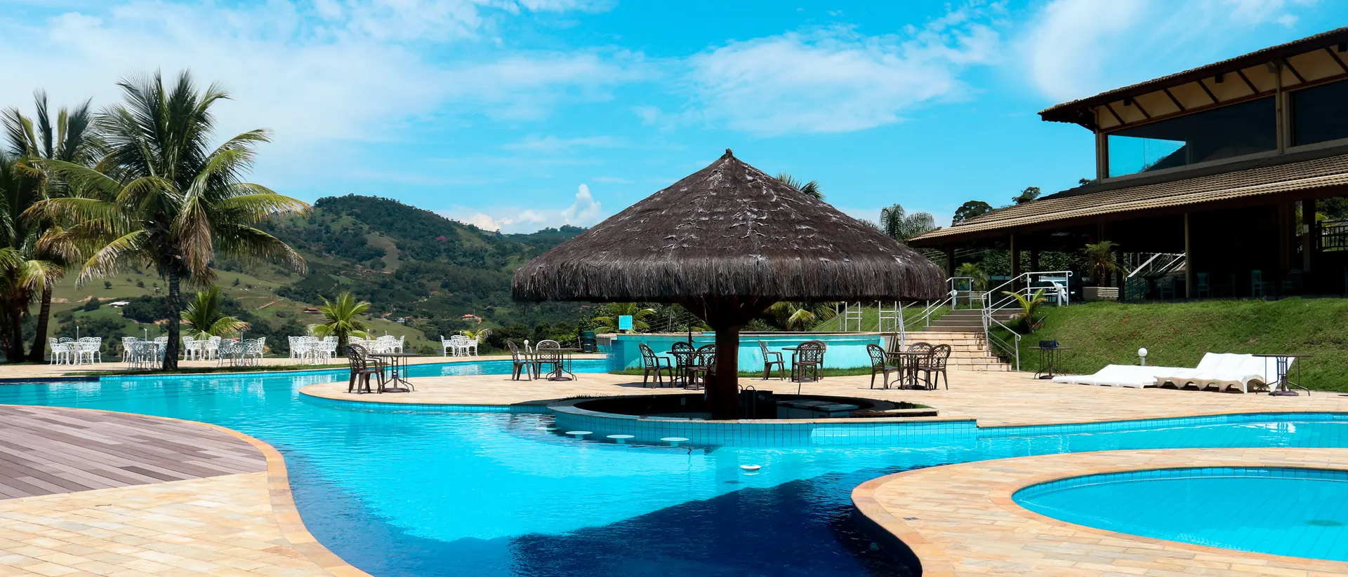 Piscinas do Pier 22 com o bar molhado e o centro de conveniência ao fundo