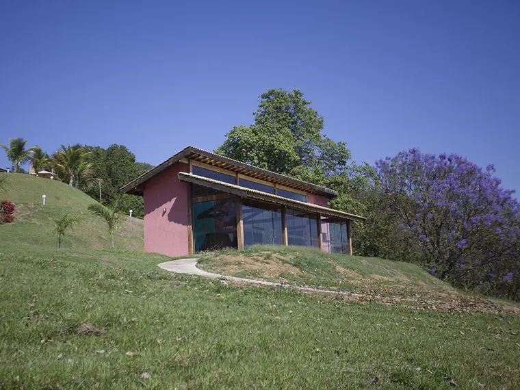 Academia do Pier 22, com fachada de vidro voltada para o gramado