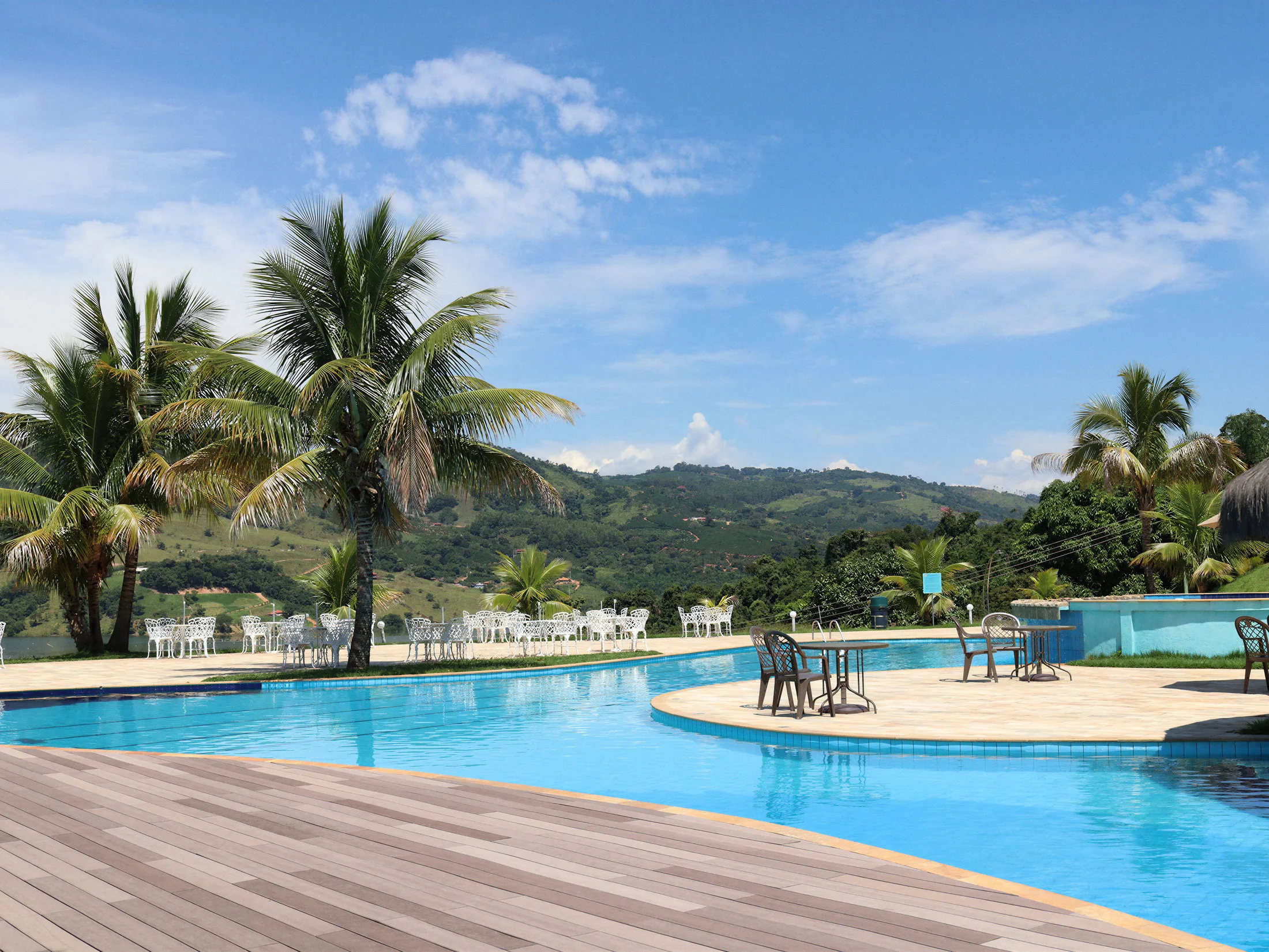 Deck de madeira junto à piscina do Pier 22