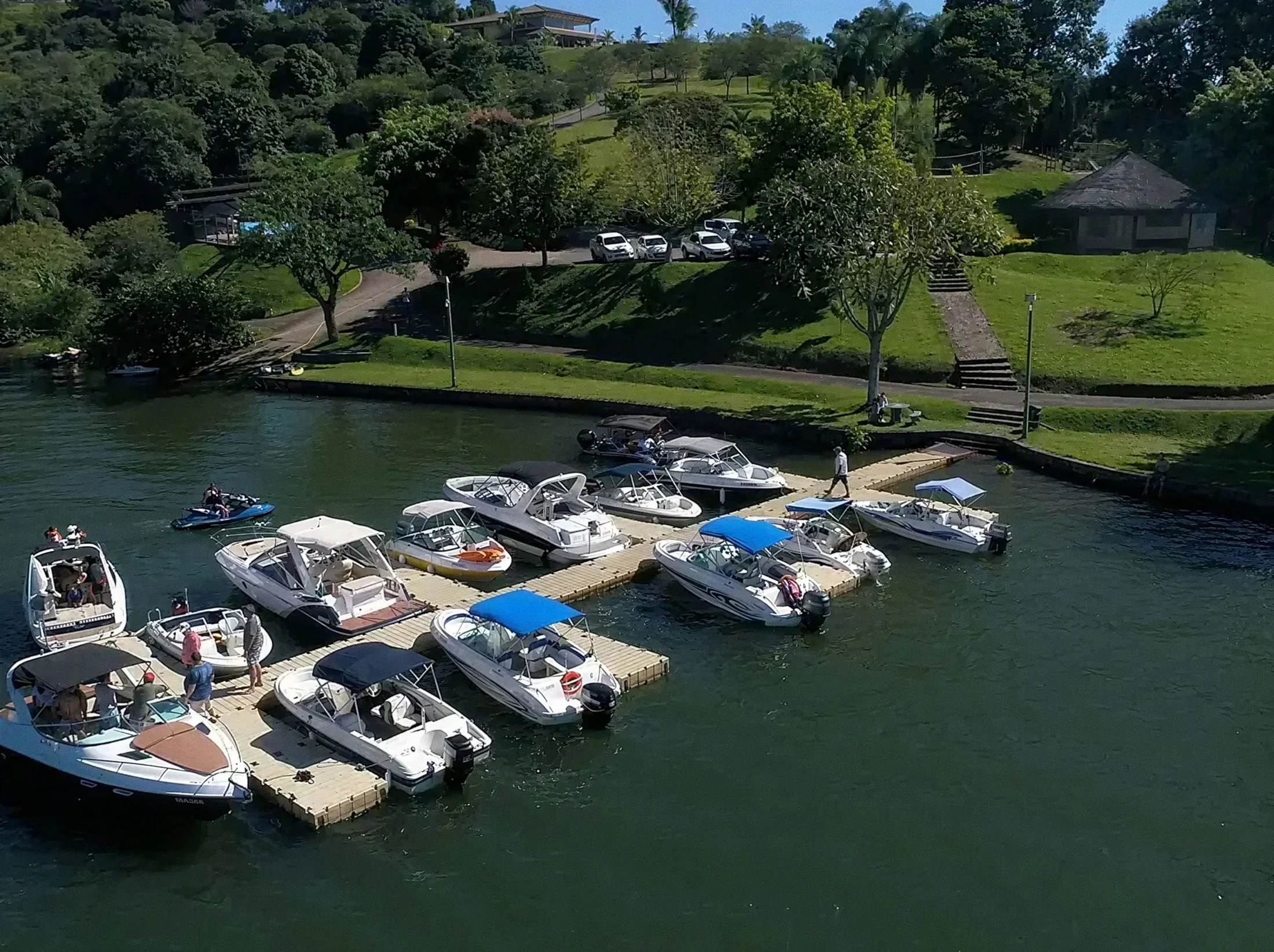 Marina do Pier 22 com embarcações atracadas nos píeres flutuantes