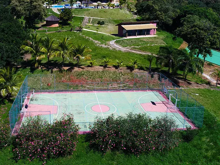 Quadra poliesportiva do Pier 22, cercada de verde