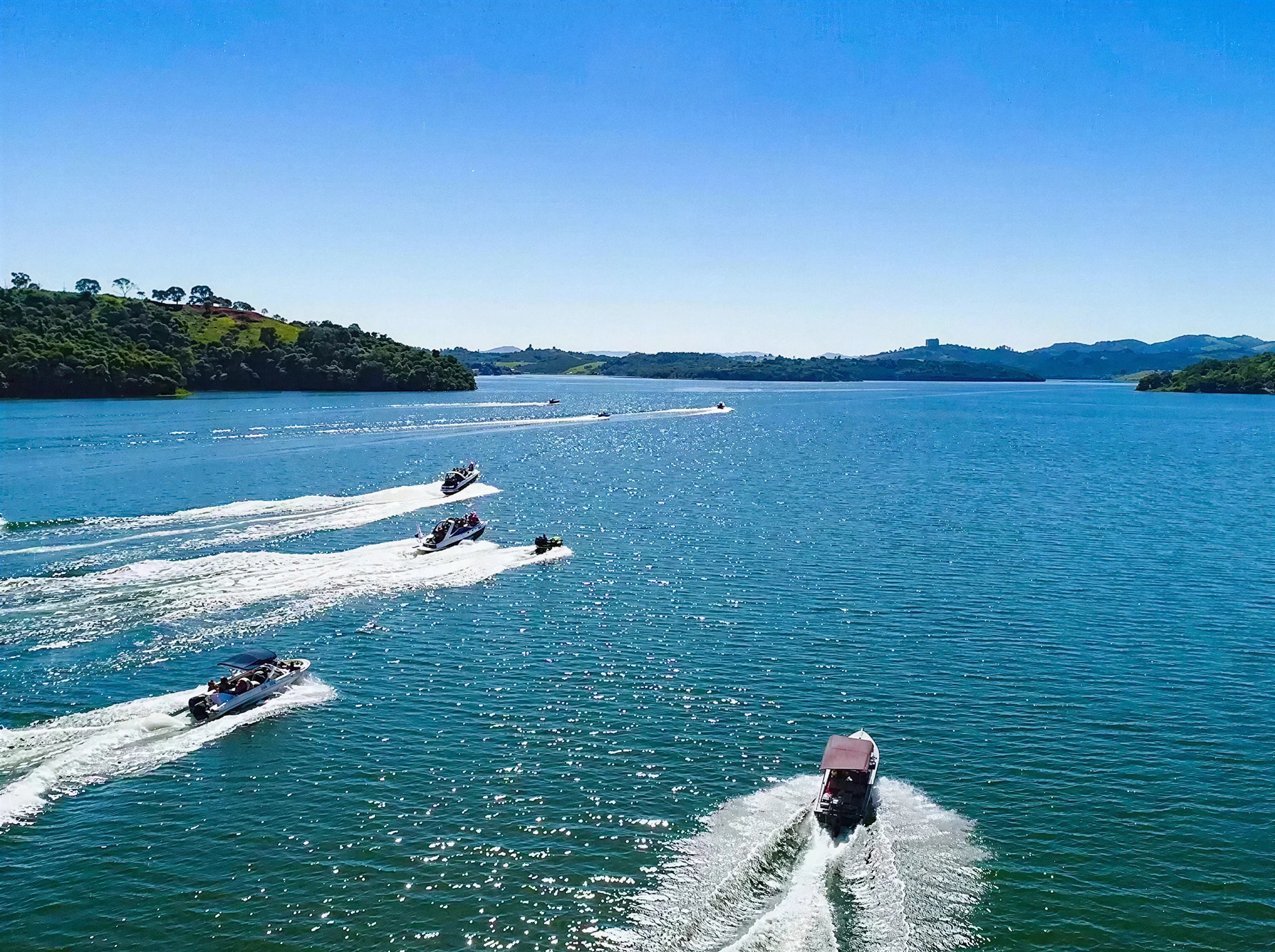 Lanchas e jet skis navegando na Represa da Graminha