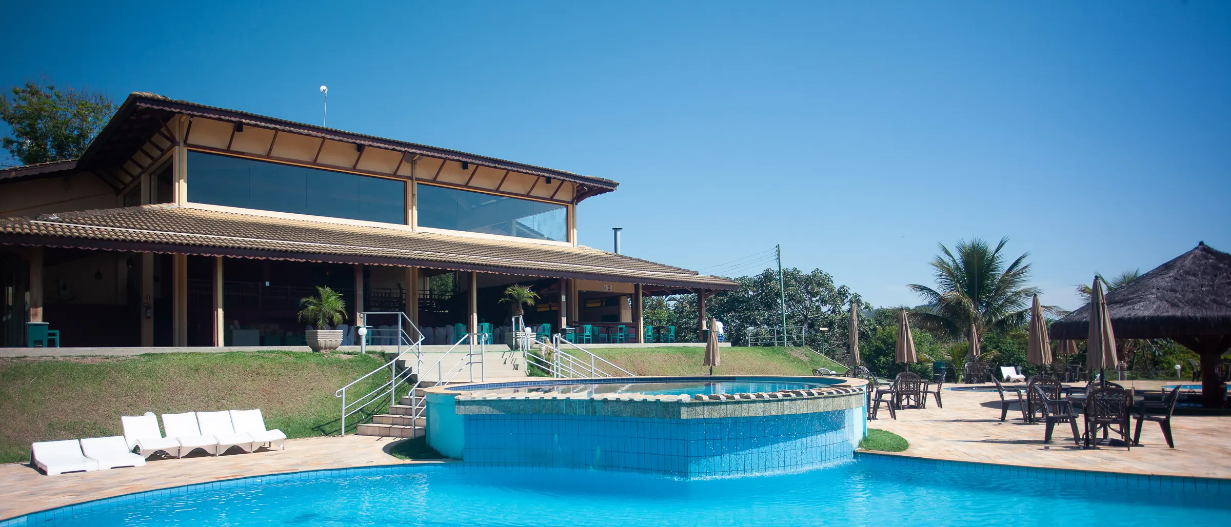 Salão de festas do Pier 22, com a piscina em frente