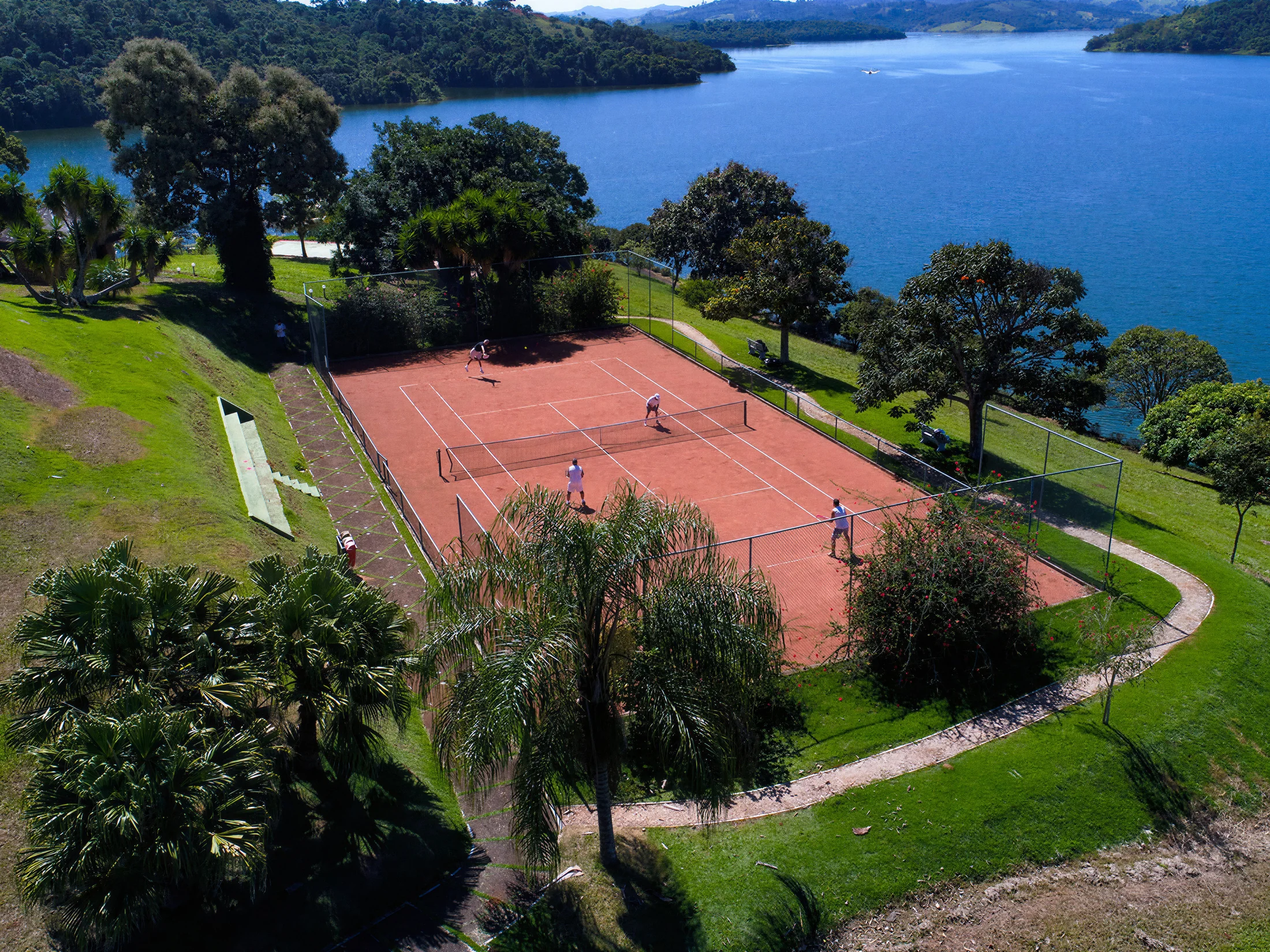 Quadra de tênis de saibro do Pier 22, à beira da represa