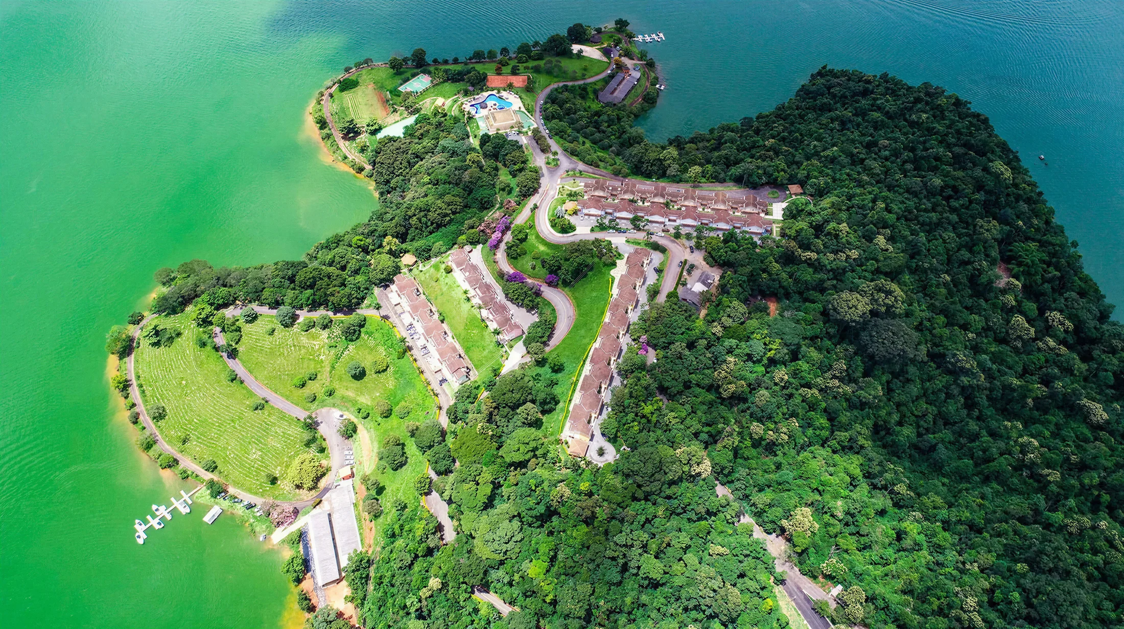 Vista aérea do Condomínio Pier 22, com a marina e a península onde fica a Vila dos Ipês