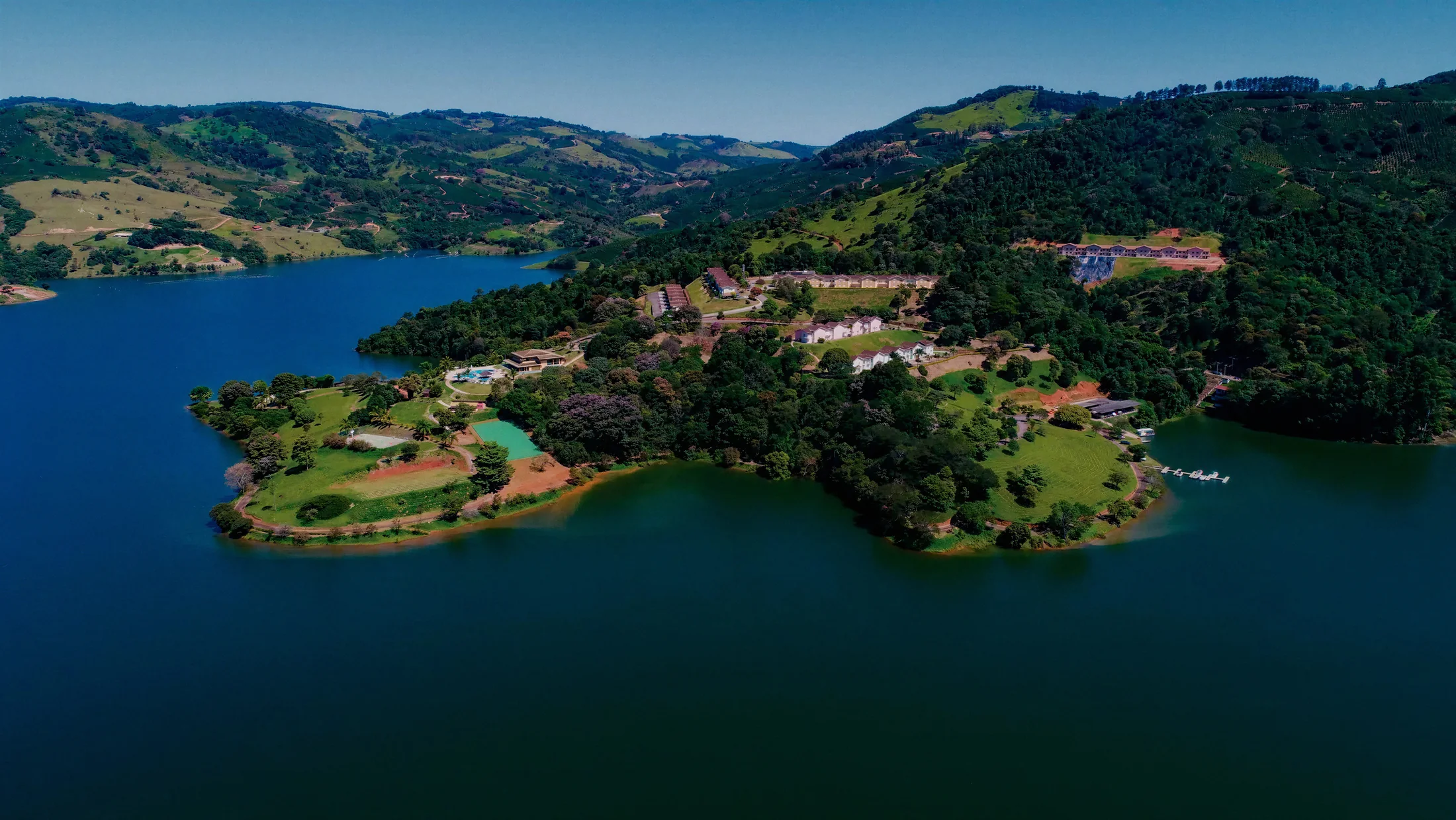 A península do Condomínio Pier 22 cercada pela Represa da Graminha, em Caconde